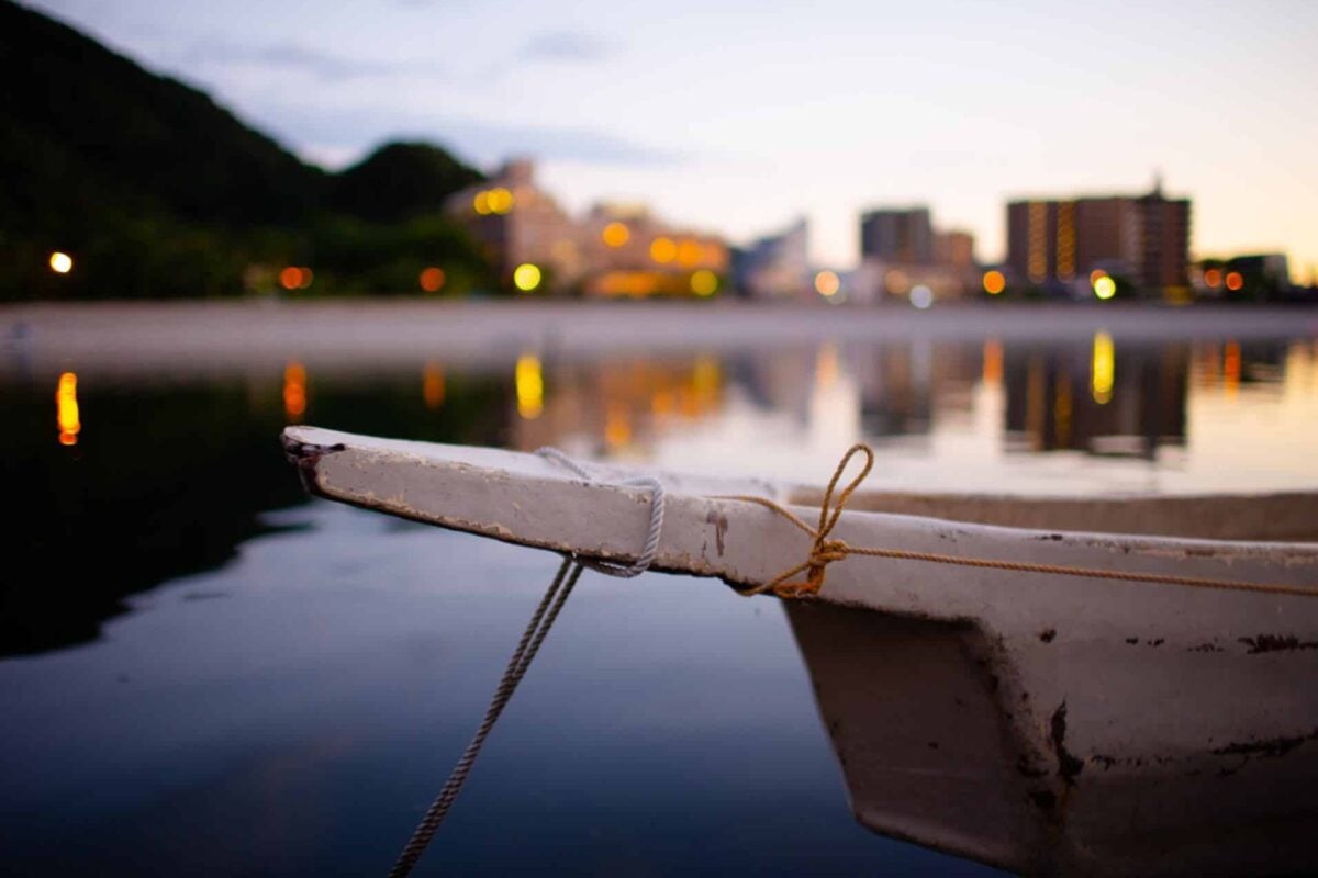 A boat tied to a dock, gently floating on the calm water, depicting the symptoms of early-onset Alzheimer's.